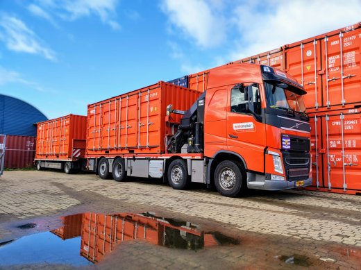 Wielemaker autolaadkraan met opslagcontainers en transportcontainers